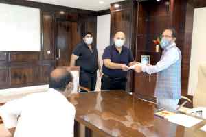 मुख्यमंत्री चौहान को सहायता कोष के लिये चैक भेंट
