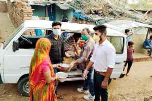 ्प्रतिदिन बांटे जा रहे पूड़ी सब्जी के पैकेट