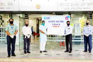 एसबीआई ने 2,000 व्यक्तियों के एक दिन के भोजन के पैकेट प्रदान करने हेतु सेवा भारती भोपाल को रुपये एक लाख प्रदान किए