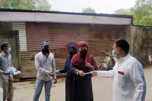 रानीपुरा में युनुस लाला ने बांटे मास्क व सेनेटाइजर