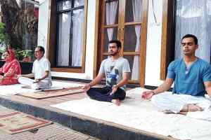 सकारात्मकता, ऊर्जा और शक्ति से भरकर, जीवन में परिवर्तन लाता है योग