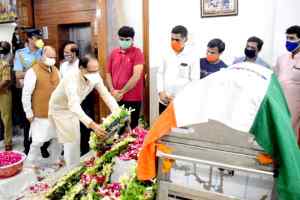 मुख्यमंत्री चौहान ने श्री टंडन के पार्थिव शरीर पर पुष्पचक्र भेंट कर श्रद्धाजंलि अर्पित की