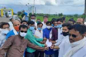 एनएच 26 बी के गड्ढों में धान का रोपण कर कांग्रेस ने जताया विरोध