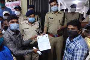 दबंगों की गिरफ्तारी को लेकर पुलिस अधीक्षक को सौंपा ज्ञापन