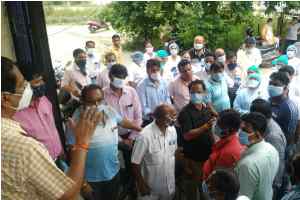 जिला चिकित्सालय में कार्यरत कर्मचारी की कोरोना से मौत… साथी कर्मचारियों ने नारेबाजी कर जताया आक्रोश