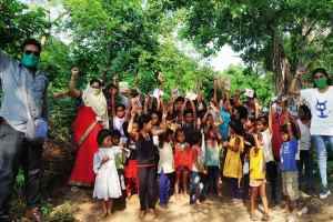 बाढ़ पीड़ित बच्चों को कॉपी किताब पेंसिल वितरित