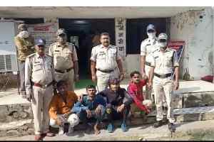 अवैध हथियारों के साथ 4 आरोपी गिरफ्तार देवनगर पुलिस को मिली सफलता