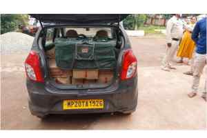 शराब की तस्करी करते जबलपुर पुलिस के दो आरक्षकों को गिरफ्तार