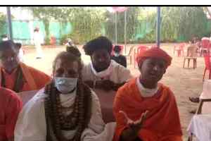 सिंधिया समर्थक प्रत्याशियों के खिलाफ प्रचार करने उतरे साधु संत