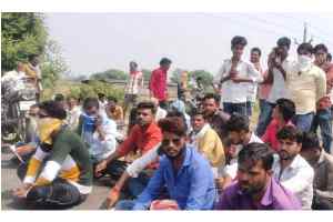 विदिशा में बीमा की मांग को लेकर किसान फिर आए सड़कों पर