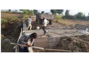 सड़क पर बन रही पुलिया गुणवत्ताहीन