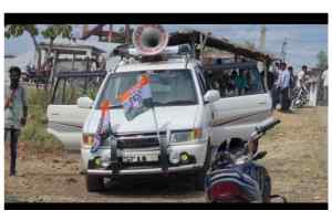 प्रशासन की आंखों में धूल झोंक रहें कांग्रेस प्रत्याशी, एक साथ दस गाड़ियों से कर रहें प्रचार