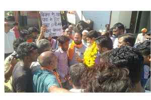 भाजपा प्रत्याशी  मनोज चौधरी और समर्थकों ने विरोध कर रहे ग्रामीणों का मोबाइल छीन कर वीडियो डिलीट किया