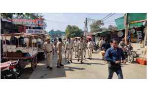 पुलिस ने त्योहार के मद्देनजर दल-बल के साथ फ्लैग मार्च निकाला