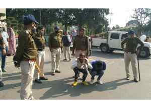 पुलिस कप्तान एक्शन मोड में नजर आ रहे है