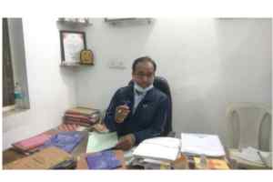 निलंबित खाद सुरक्षा अधिकारी का रौब नियम विरुद्ध ऑफिस की कुर्सी पर बैठकर दिनभर किया काम