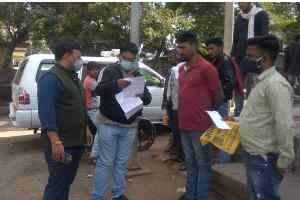 बीमा ना फिटनेस, टैक्सी बनाकर चला रहे एंबुलेंस