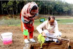 तंत्र-मंत्र के सहारे मध्यप्रदेश के मुख्यमंत्री शिवराज सिंह चौहान की सरकार बचाने की कोशिश