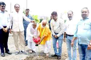 मुख्यमंत्री श्री चौहान ने पीपल, नीम और कदम्ब के पौधे लगाए