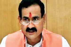 मध्यप्रदेश के गृहमंत्री डॉक्टर नरोत्तम मिश्रा के गृह जिले के थाने में आधी रात थिरके " बड़े दिनों के बाद मिली है ये दारु "