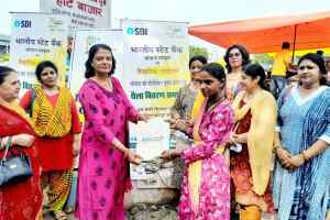 एसबीआई महिला क्लब भोपाल मंडल की टीम ने बिट्ठन मार्केट में थैला वितरित किया