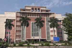 दैनिक वेतन एवं आउट सोर्स संविदा कर्मचारी के साथ मृतक कर्मचारी परिवार के सदस्यों का विशाल धरना प्रदर्शन