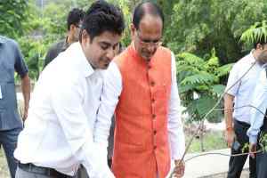 मुख्यमंत्री श्री चौहान ने बरगद, नीम और मौलश्री के पौधे लगाए