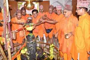 नेपाली समाज मंदिर गोविन्दपुरा में नर्मदा जल और सवा क्विंटल दूध से भगवान पशुपतिनाथ जी का किया अभिषेक
