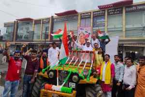 अमृत महोत्सव पर किसान मोर्चे ने ट्रैक्टरों से निकाली तिरंगा यात्रा