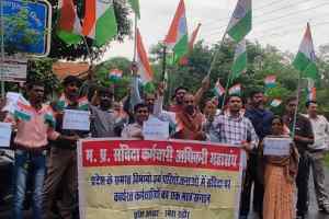 संविदा कर्मचारियों ने तिरंगा रैली निकालकर मुख्यमंत्री से कहा की संविदा कर्मचारियों को नियमित करने की घोषणा करें...