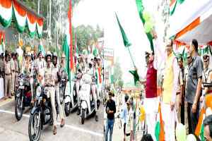मुख्यमंत्री श्री चौहान ने पुलिस जवानों की बाईक और पैदल तिरंगा रैली को हरी झंडी दिखा कर रवाना किया