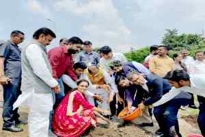 मुख्यमंत्री श्री चौहान ने मौलश्री, गुलमोहर और नीम के पौधे लगाए