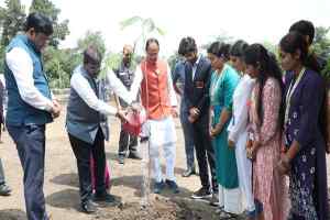 मुख्यमंत्री श्री चौहान ने नीम, कचनार और गुलमोहर के पौधे लगाए