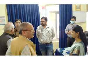 मप्र मानव अधिकार आयोग के अध्यक्ष एवं सदस्य ने किया सामुदायिक स्वास्थ्य केन्द्र, महेश्वर का निरीक्षण