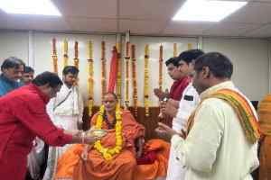 जगतगुरु शंकराचार्य और स्वामी सदानंद सरस्वती जी पहुंचे सज्जन सिंह वर्मा के निवास