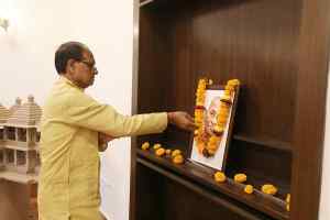 मुख्यमंत्री श्री चौहान ने स्व. श्री प्यारेलाल खंडेलवाल की पुण्य-तिथि पर नमन किया