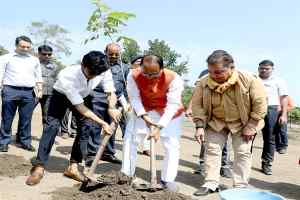 मुख्यमंत्री श्री चौहान ने नीम, खिरनी और केसिया के पौधे लगाए