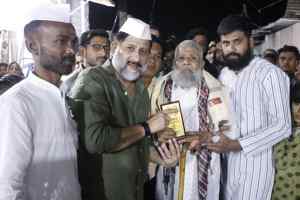 कांग्रेस की गांधी चौपाल में 110 वर्षीय उमर पठान को किया गया सम्मानित