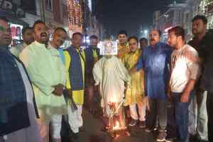 ममता सरकार के मंत्री का फूंका पुतला