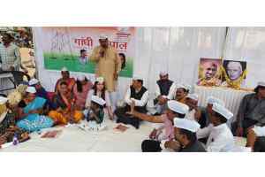 राजधानी के भेल क्षेत्र महात्मा गांधी चौराहे पर कांग्रेस ने लगायी गांधी चौपाल