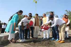 मुख्यमंत्री श्री चौहान ने लगाए नीला गुलमोहर, करंज और सारिका इंडिका के पौधे