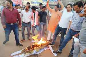 भारतीय जनता युवा मोर्चा ने पूर्व मुख्यमंत्री कमलनाथ का किया पुतला दहन