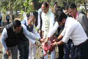 मुख्यमंत्री श्री चौहान ने खिरनी, करंज और हरसिंगार के पौधे लगाए