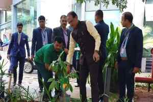 मुख्यमंत्री श्री चौहान ने बैंगलुरू में लगाया आम का पौधा