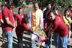 मुख्यमंत्री श्री चौहान ने पर्यावरण प्रेमी संस्था के सदस्यों के साथ लगाए पौधे