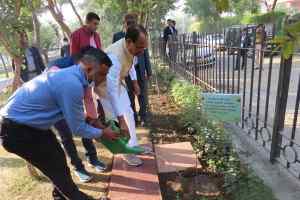 मुख्यमंत्री श्री चौहान ने नई दिल्ली में मध्यांचल भवन परिसर में रोपा आँवले का पौधा
