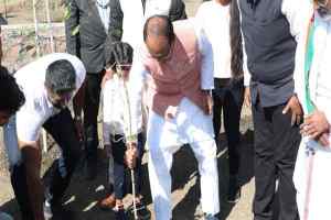 मुख्यमंत्री श्री चौहान ने किया पौध-रोपण