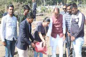 मुख्यमंत्री श्री चौहान ने अंतर्राष्ट्रीय पर्वत दिवस पर पर्वतारोहियों के साथ पौधे-रोपण किया