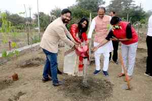 मुख्यमंत्री श्री चौहान ने नीम, कचनार और अशोक के पौधे लगाये