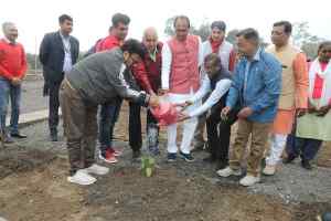 मुख्यमंत्री श्री चौहान के साथ बाबा नीम करोली भक्त मंडल ने पौध-रोपण किया